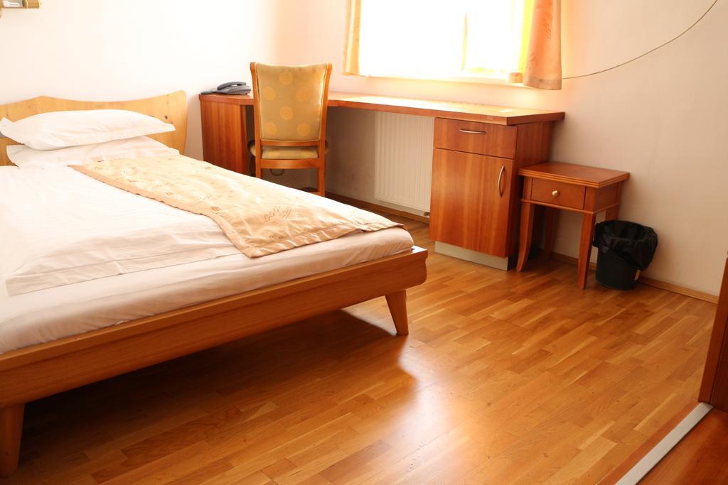 Hotel Wasserpalast - Breakfast For Free!!! Грац Екстер'єр фото